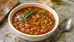 Zuppa di legumi “svuota dispensa”: pronta in 25 minuti, densa e profumata al rosmarino