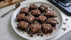 Brownies con Nutella e nocciole: umidi dentro, con una copertura liscia e lucida