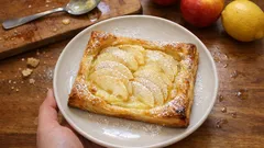 Torta di sfoglia con crema e mele: il trucco per averla fragrante e ordinata