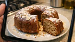 Ciambellone di albumi al caffè senza burro: soffice, leggero e perfetto a colazione