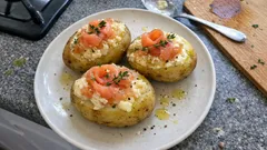 Patate ripiene al salmone affumicato: l’antipasto cremoso che fa subito festa