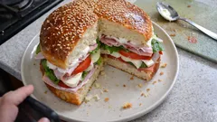 Maxi brioche di Natale salata: soffice, alta e pronta da farcire per il buffet