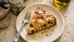 Torta cremosa alle mele e uvetta: morbida, senza burro e profumata di limone