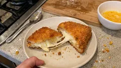 Mozzarella in carrozza al forno: croccante fuori e filante dentro, senza frittura