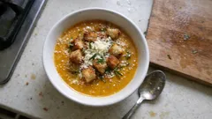 Vellutata di zucca e patate rosse al rosmarino: cremosa senza panna, con crostini