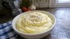 Purè di patate cremoso e senza grumi: il metodo semplice con latte caldo e burro