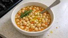 Minestra di quadrucci e ceci: cremosa e pronta con pochi ingredienti