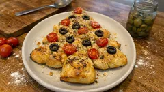 Albero salato di Natale con olive e pomodorini: il lievitato soffice da spezzare a tavola