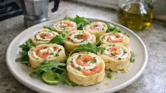 Crespelle al salmone e robiola: rotolini freschi con rucola e scorza di lime