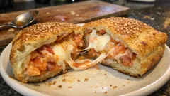 Torta rustica pomodoro e mozzarella: alta, soffice e con cuore filante