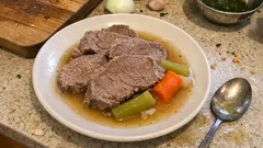 Bollito di manzo morbido e succoso: la cottura dolce che rende speciale anche il brodo