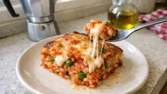 Riso al forno filante con pomodoro e mozzarella: crosticina dorata, cuore morbido